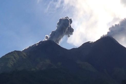 Dua Kawah Gunung Karangetang Mengeluarkan Sinar Api