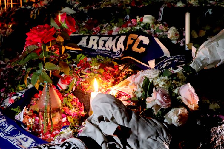 Bunga dan atribut Aremania yang terus diletakkan pasca tragedi yang terjadi pada pekan ke-11 Liga 1 2022-2023 seusai pertandingan bertajuk Derbi Jawa Timur, Arema FC melawan Persebaya Surabaya di Monumen Singa Tegar Stadion Kanjuruhan Kepanjen, Kabupaten Malang, Senin (3/10/2022) siang.
