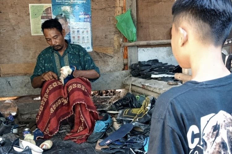 Kisah Suherri, dari Lapak Sol Sepatu di Pelosok Desa Indramayu hingga Sukses Antar Anak Jadi Guru