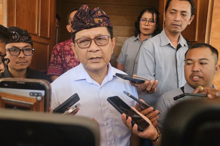 Antisipasi Warga Pingsan saat Antre BBM, Pemkab Buleleng Siagakan Ambulans dan Tim Medis