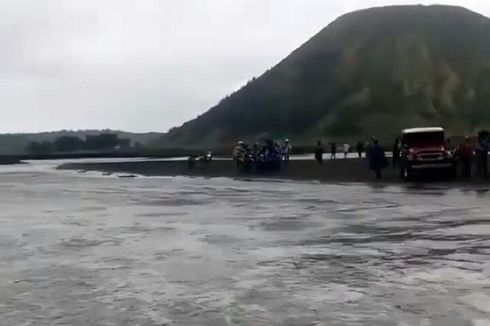 Viral Banjir Membentuk Sungai di Lautan Pasir Gunung Bromo, Ini Penjelasan TNBTS