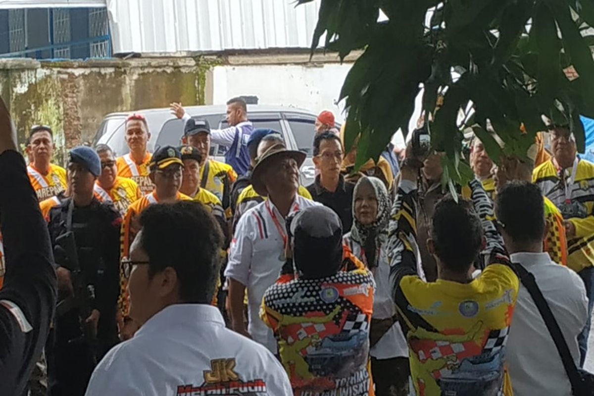 Kunjungan Rombongan ke rumah kecil Manta Presiden BJ Habibie di Pare-Pare.