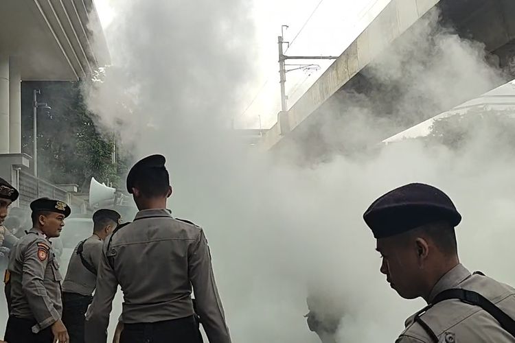 Demo di Kejagung Ricuh, Massa Bakar Ban-Blokade Jalan Terkait Kasus Eks Jampidsus Febrie