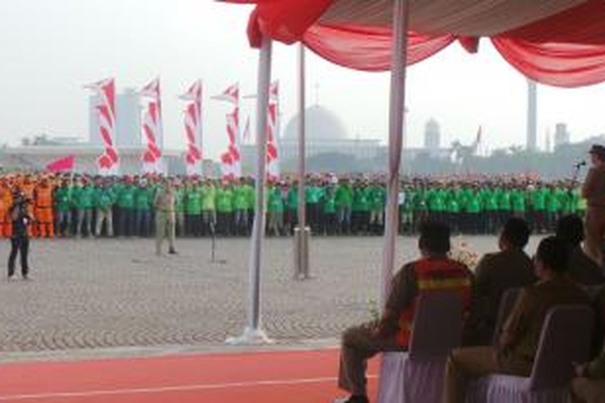Gubernur DKI Jakarta Basuki Tjahaja Purnama (nampak pada podium) memimpin apel bersama puluhan ribu PPSU dan PHL di sisi selatan Silang Monas, Jakarta Pusat. Sabtu (15/8/2015).