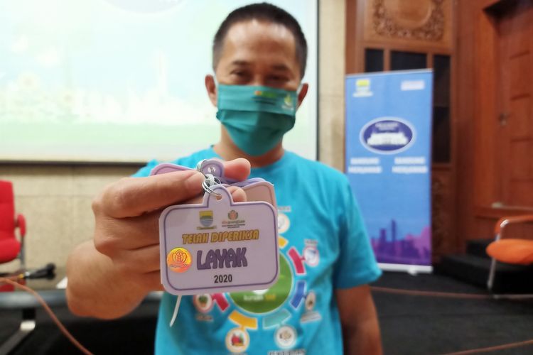Kalung layak sembelih untuk hewan kurban di Kota Bandung yang telah diperiksa kesehatannya.