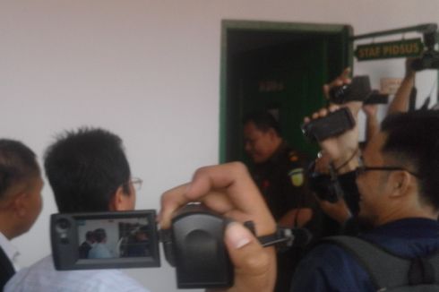 Mantan Gubernur Bengkulu Junaidi Hamsyah Ditahan di Rutan Malabero