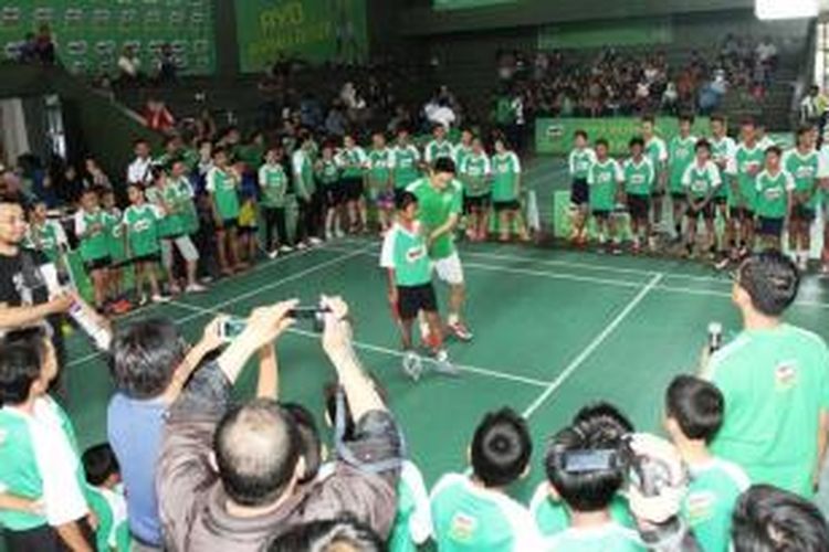 Peraih medali emas Olimpiade Atlanta 1996, Ricky Subagdja membagikan ilmu kepada peserta MILO School Competition di GOR Susy Susanti, Tasikmalaya, Sabtu (29/08/2015)