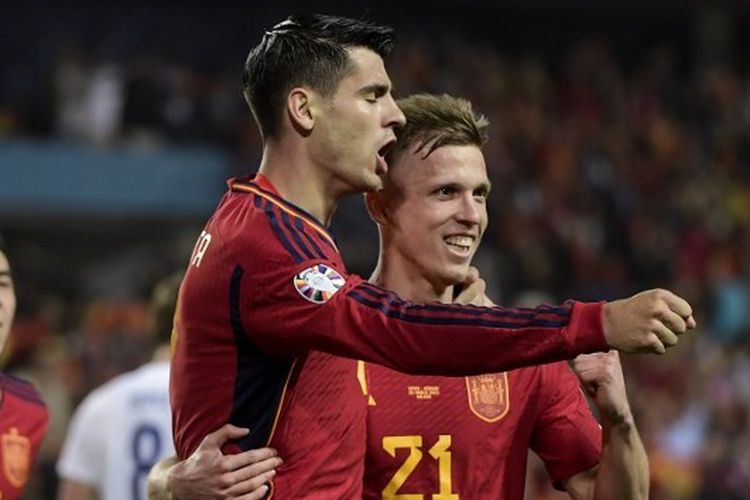 Penyerang timnas Spanyol, Dani Olmo (kanan), merayakan golnya bersama Alvaro Morata dalam pertandingan melawan timnas Norwegia pada Kualifikasi Euro 2024 Grup A. Laga Spanyol vs Norwegia tersebut digelar di Stadion La Rosaleda, Malaga, pada Sabtu (25/3/2023) malam waktu setempat. (Foto oleh CRISTINA QUICLER / AFP)