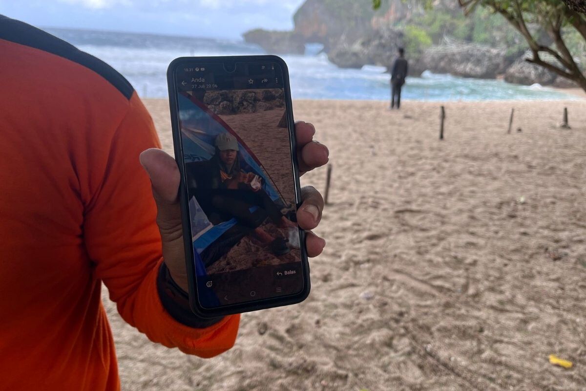Relawan menunjukkan foto Azka Nurfadillah sebelum hilang di Pantai Siung, Gunungkidul