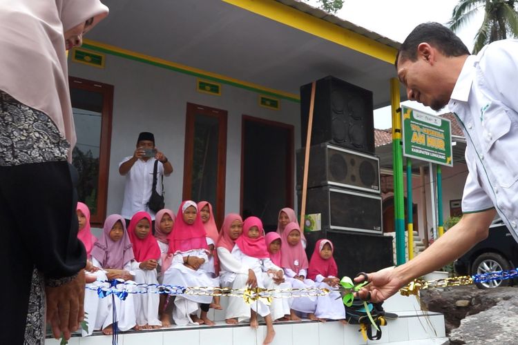 Ketua UPZ Baznas dan juga sekretaris perusahaan Petrokimia Gresik, Yusuf Wibisono (kanan), saat meresmikan Taman Pendidikan Quran (TPQ) dan musala An Nur di Desa Sumbermujur, Kecamatan Candipuro, Lumajang, Jawa Timur.