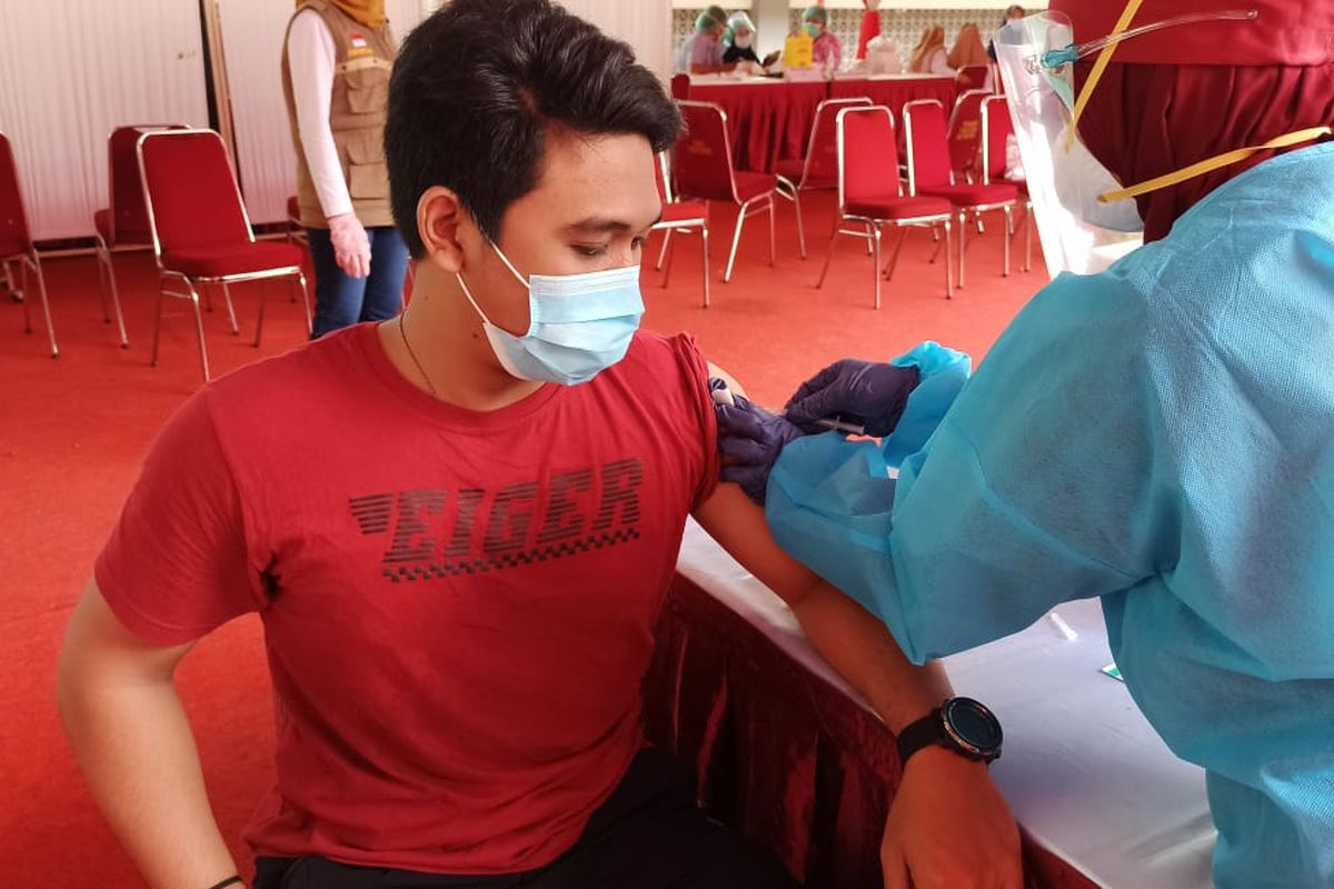 Vaksinasi dilakukan kepada Warga kota Bekasi di Stadion Patriot Chandrabaga, Rabu (23/6/2021).