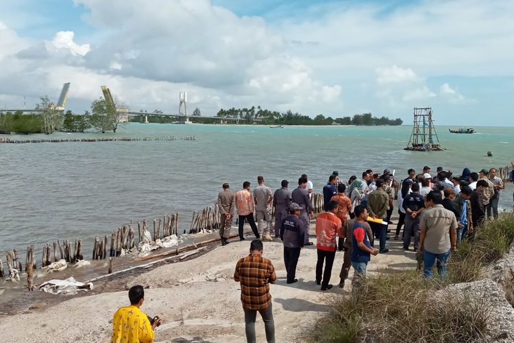 Pemkot Pangkal Pinang meninjau lokasi pelabuhan baru di kawasan Jembatan Emas, Kamis (13/2/2020).