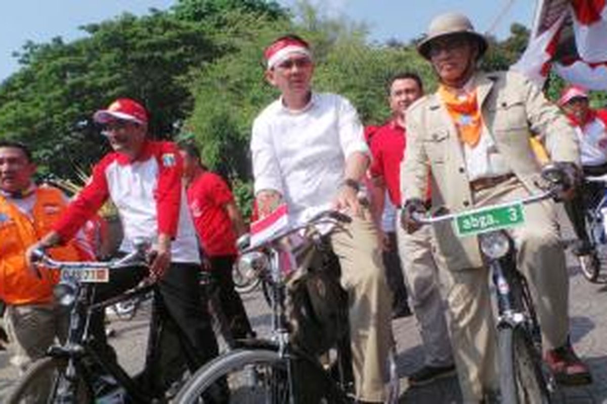 Gubernur DKI Jakarta Basuki Tjahaja Purnama bersama Wakil Gubernur DKI Jakarta Djarot Saiful Hidayat (kanan Basuki) saat bersepeda napak tilas ke tempat bersejarah di Jakarta, Minggu (16/8/2015). 