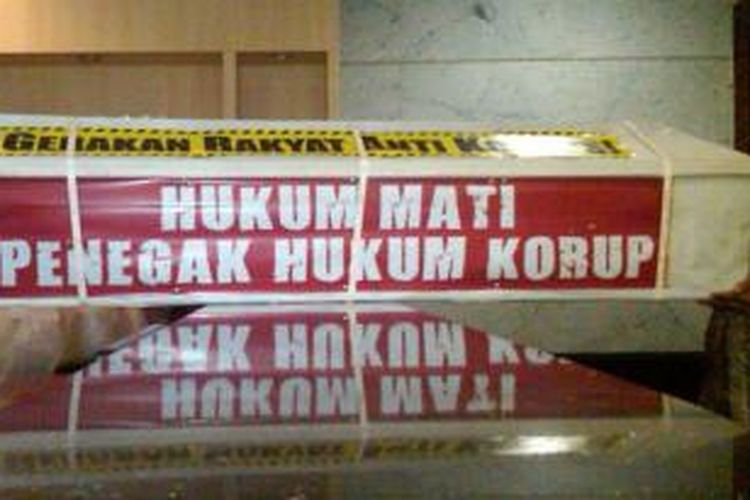 Mahkamah Konstitusi dikirimi peti mati oleh Aktivis Anti Korupsi Bamabang Susanto dari Solo, Jawa Tengah. Peti itu tiba di Gedung MK, Jakarta, Jumat (11/10/2013).