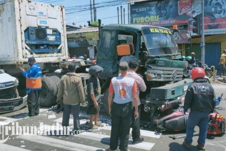 Sebuah truk trailer menabrak tujuh sepeda motor dan sebuah mobil yang sedang berhenti di traffic light Geluran, Jalan Raya Geluran, Taman, Sidoarjo, Minggu (6/9/2020) siang. 
