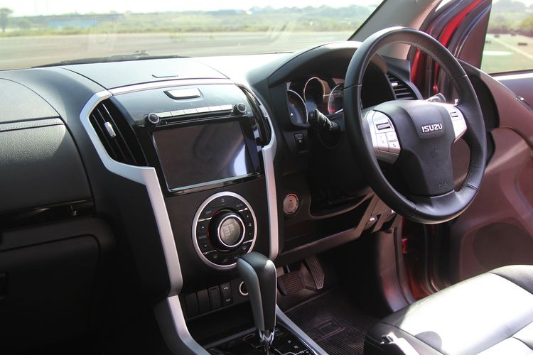 Isuzu mu-X i Series. mu-X jadi satu-satunya pilihan kendaraan penumpang dari Isuzu. SUV ini menggantikan Panther sebagai model mobil penumpang Isuzu.