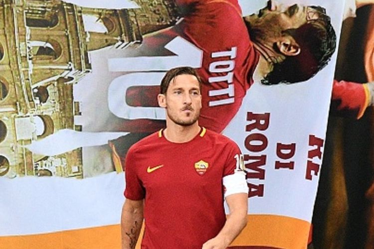 Francesco Totti menjalani laga terakhirnya sebagai pesepak bola profesional pada laga antara AS Roma dan Genoa di Stadion Olimpico, Minggu (28/5/2017). 
