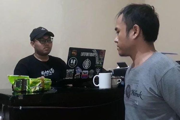 Kurir narkoba berinisial BRB saat menjalani pemeriksaan di Mapolres Majalengka, Jalan KH Abdul Halim, Kecamatan/Kabupaten Majalengka, Sabtu (27/4/2024). 
