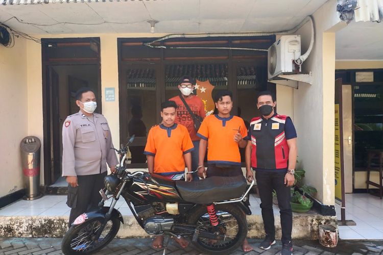 Kedua pelaku berikut barang bukti sepeda motor yang dicuri (tengah), saat diamankan di Mapolsek Bungah, Gresik.