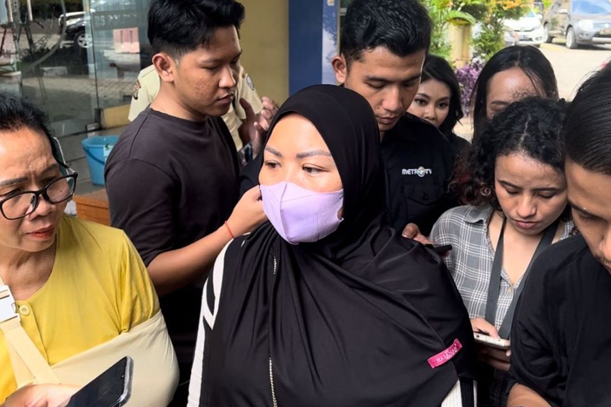 Tangis Imelda Orangtua Shinta Amalia Korban Kebakaran Glodok Plaza Saat Datangi RS Polri Kramat Jati