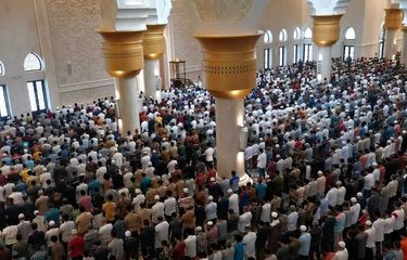 Suasana Shalat berjamaah di Masjid Raya Sheikh Zayed Solo.