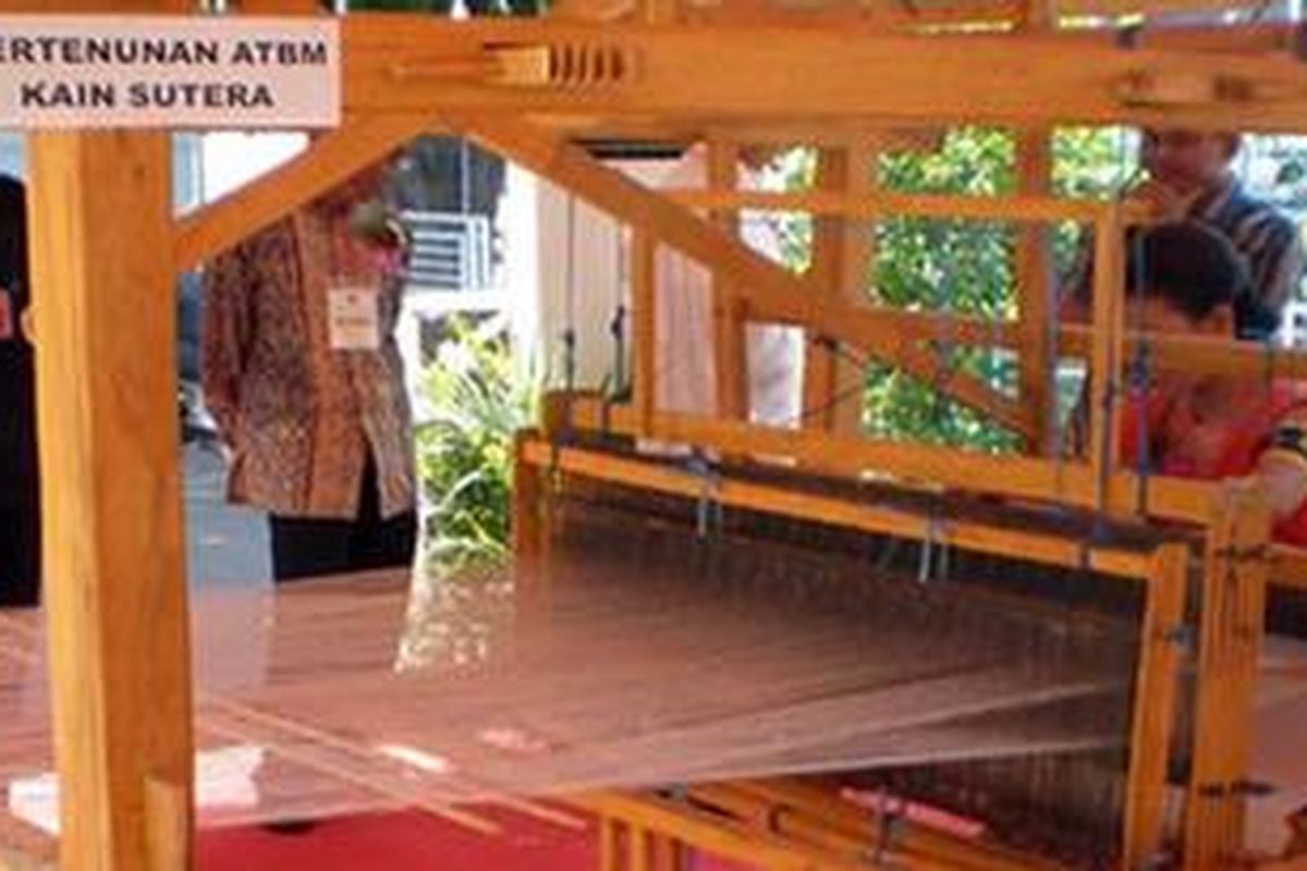 Seorang dara perajin kain sutera di Wajo menunjukkan cara menenun, menjadi daya tarik parawisata di daerah tersebut