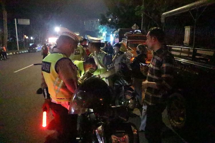 Petugas gabungan melakukan operasi gabungan untuk mencegah aksi tawuran dan gangguan kamtibmas di Palembang, Sumatera Selatan. Dalam operasi tersebut, petugas mengamankan sebanyak 54 pemuda yang diduga hendak tawuran, Minggu (17/3/2024).