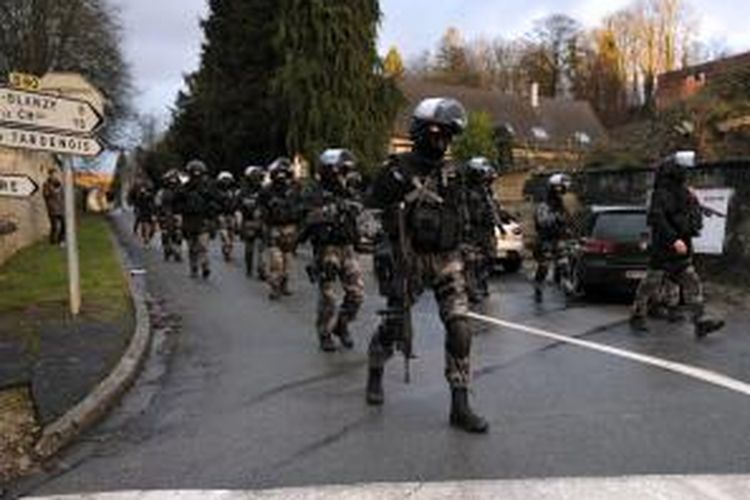 Pasukan khusus kepolisian Perancis bergerak di kota Corcy, wilayah utara Perancis, dalam perburuan dua tersangka penyerangan kantor majalah Charlie Hebdo di Paris.
