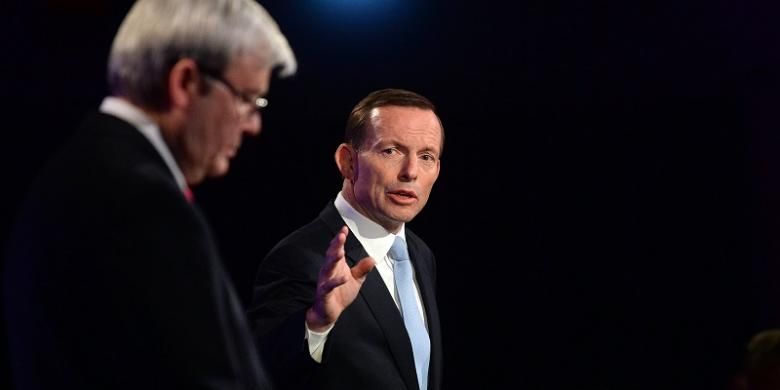 Pemimpin oposisi konservatif Australia, Tony Abbott (kanan), saat berbicara di National Press Club di Canberra dalam debat dengan Perdana Menteri Australia Kevin Rudd pada Minggu (11/8/2013). 