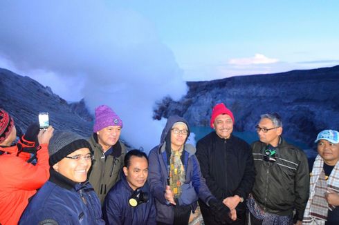 Berita Foto: Daki Gunung Ijen, Begini Ekspresi Sri Mulyani, Luhut hingga Agus Martowardojo