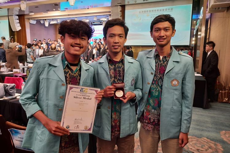 3 Mahasiswa UNS memenangkan medali silver di ajang kompetisi Internasional usai membuat detektor kapal tenggelam