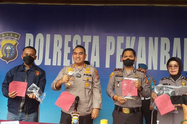 Kapolresta Pekanbaru Kombes Pria Budi (dua dari kiri) memperlihatkan barang bukti senjata api yang disita dari seorang pria diduga kurir narkoba di Kota Pekanbaru, Riau, Jumat (17/6/2022).