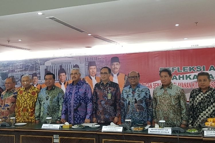 Ketua MA Hatta Ali (tengah, batik ungu) bersama pimpinan MA dalam acara Refleksi Akhir Tahun MA RI 2019 di Kantor MA, Medan Merdeka Utara, Jumat (27/12/2019).