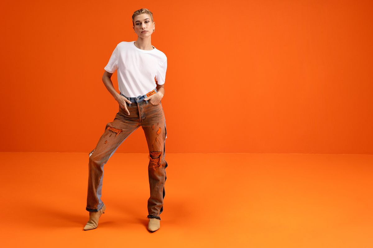 Hailey Baldwin saat mengenakan koleksi kapsul spesial Heron Preston x Levis