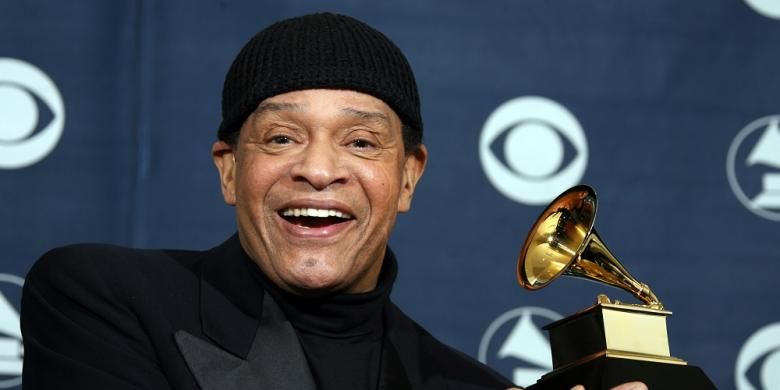 Vokalis jazz Al Jarreau berfoto dengan penghargaan yang diterimanya pada Grammy Awards ke-49 di Los Angeles, pada 11 Februari 2007.