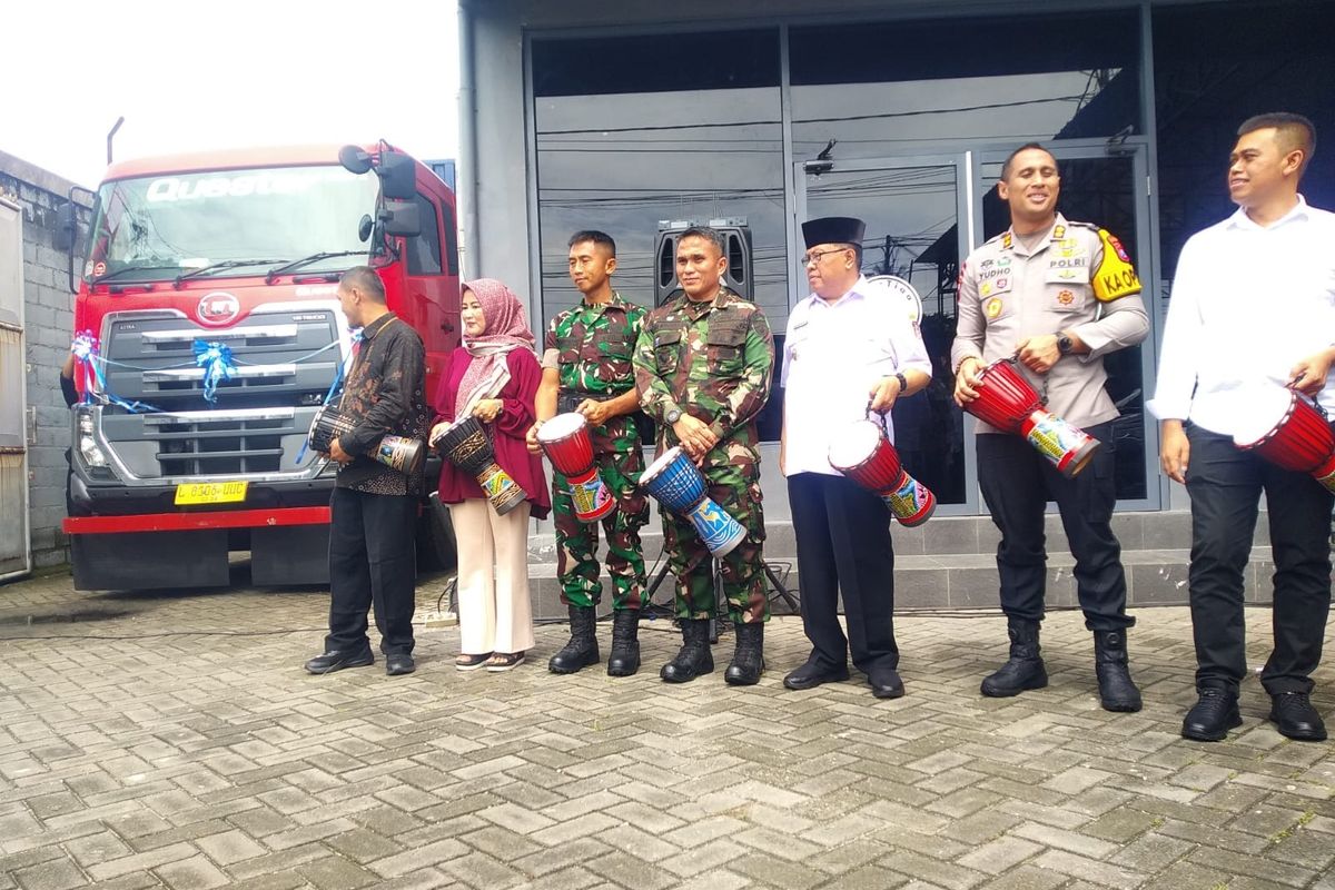 Wali Kota Blitar Santoso dan pejabat Forpimda, perwakilan Export Center Surabaya, dan Direktur CV Cherry Blossom Indonesia, melepas keberangkatan dua kontainer kendang jimbe Blitar dengan tujuan ekspor Cina dari gudang di Desa Pojok, Kecamatan Garum, Kabupaten Blitar, Rabu (22/1/2025)