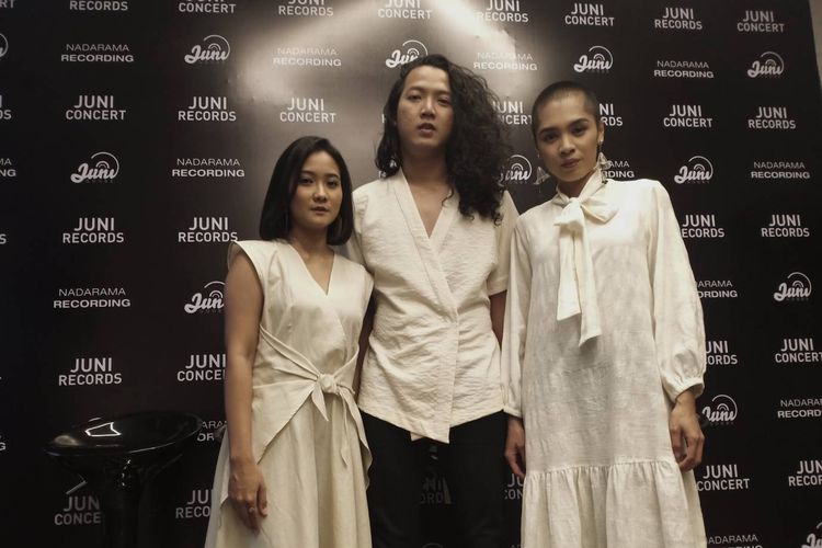 Tiga personil Tashoora (dari kiri) Dita Permatas, Danang Joedodarmo, dan Gusti Arirang saat press conference peluncuran album Tashoora, Hamba Jaring Cahaya, Hamba Bela Gelapnya pada Rabu (30/10/2019) di kawasan Mampang Prapatan, Jakarta Selatan.