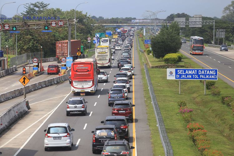 Sejumlah kendaraan pemudik melaju di Jalan Tol Palimanan-Kanci, Cirebon, Jawa Barat, Rabu (27/4/2022). Uji coba sistem ganjil genap di Jalan Tol Trans-Jawa dilanjutkan hingga Gerbang Tol Kalikangkung untuk mengantisipasi peningkatan kendaraan yang akan berdampak perlambatan hingga kemacetan panjang pada arus mudik Lebaran 2022.