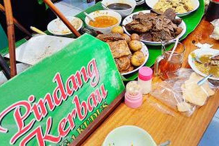 Warung Sidodadi di Kudus, Jawa Tengah, menjual pindang dan soto kerbau.