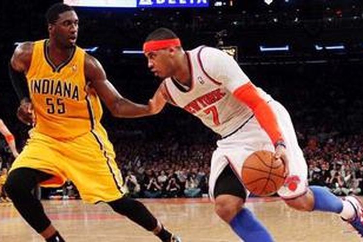 Carmelo Anthony dari New York Knicks (7) melewati pemain Indiana Pacers, Roy Hibbert (55), pada game kedua semifinal Wilayah Timur, Selasa (7/5/2013) waktu setempat atau Kamis pagi WIB.