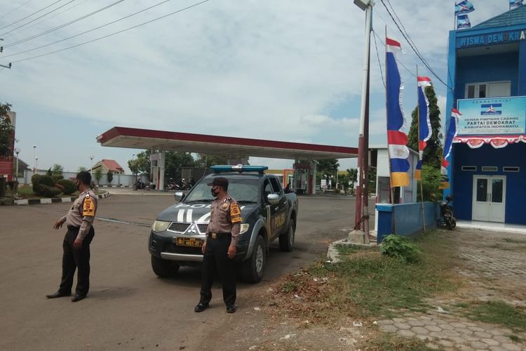 Petugas kepolisian Indramayu, Jawa Barat, setelah melakukan proses evakuasi perempuan melahirkan di SPBU diduga alami gangguan jiwa. 