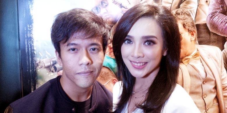 Mantan penyanyi cilik Dhea Ananda bersama suaminya, gitaris Ariel 'Nidji', diabadikan dalam acara gala premier film Comic 8: Casino Kings, di Epicentrum XXI, Kuningan, Jakarta Selatan, Jumat (10/7/2015).