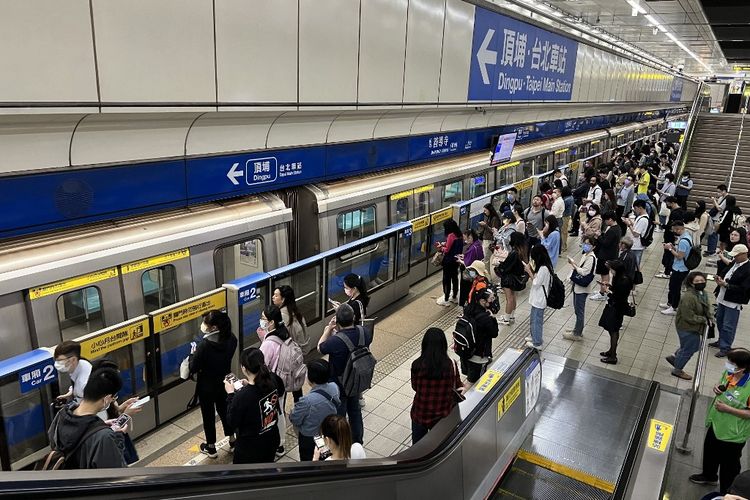 Foto yang diambil dan dirilis oleh Kantor Berita Pusat Taiwan (CNA) pada 3 April 2024 menunjukkan para penumpang di platform Mass Rapid Transit (MRT) Taipei ketika transportasi dihentikan sementara menyusul gempa berkekuatan  magnitudo 7,4 yang melanda bagian timur Taiwan.