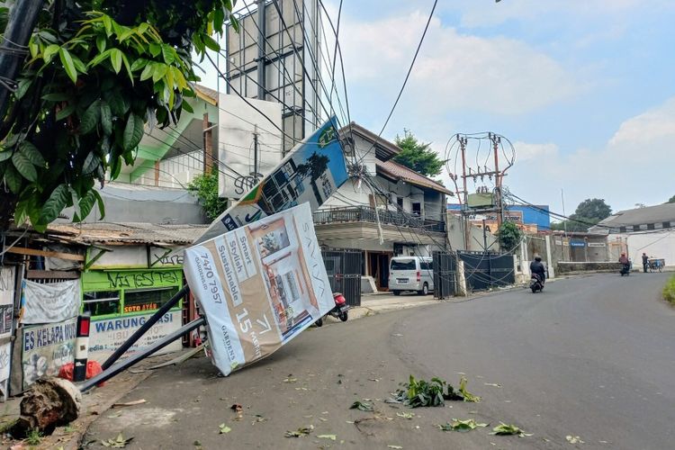 Baliho dan tiang penyangga di Jalan Raya Cirendeu, Ciputat Timur, Tangerang Selatan, ambruk, Rabu (1/9/2021).