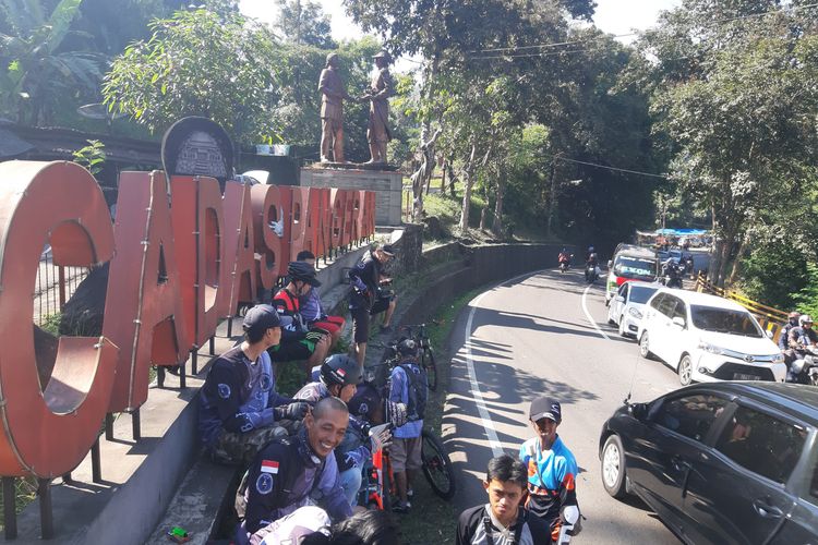 Jalur tengah, Sumedang, Jawa Barat padat merayap, Minggu (9/6/2019) pagi. Sejumlah anggota komunitas sepeda asal Bandung berswafoto di depan monumen Pangeran Kornel, Cadas Pangeran.
