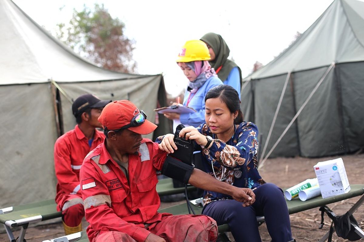 dr. Irma Mariany Sitohang sedang mengecek kondisi kesehatan Regu Pemadam Kebakaran (RPK).