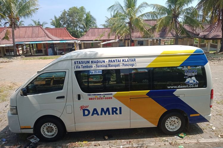 Bus DAMRI rute Stasiun Madiun Pantai Klayar