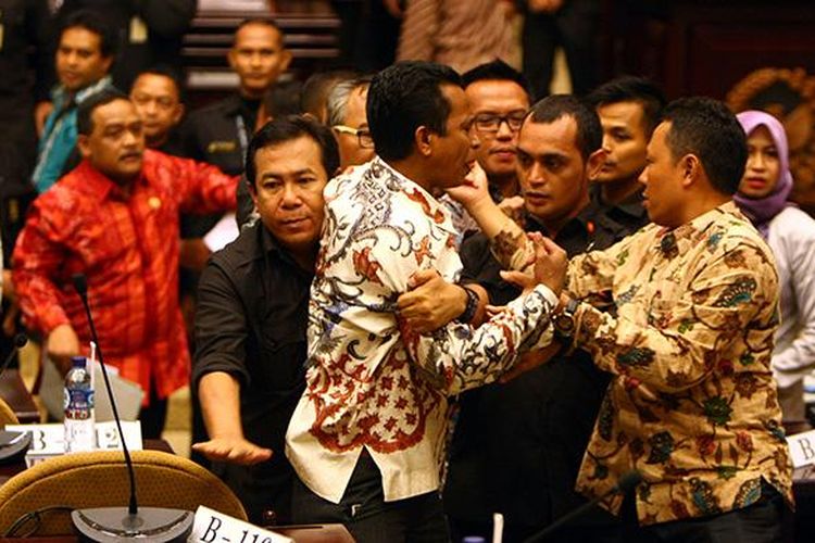 Anggota DPD asal Maluku Utara Basri Samarra ditenangkan oleh sesama anggota lainnya saat melakukan interupsi pada sidang paripurna di Gedung Parlemen Senayan, Jakarta, Senin (11/4/2016).