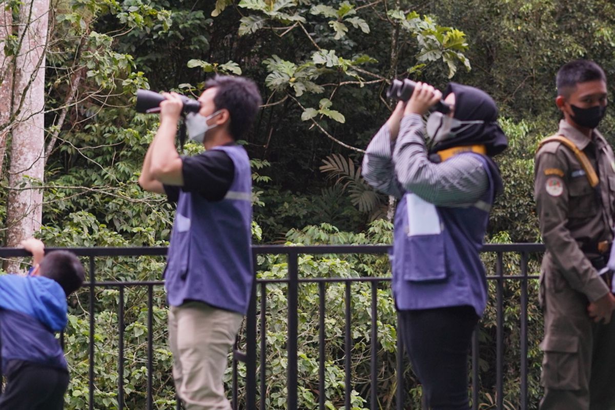 Kegiatan voluntrip yang diadakan KitaBisa ke lokasi penangkaran elang di Pusat Suaka Satwa Elang Jawa (PSSEJ), Desa Pasirjaya, Kecamatan Cigombong, Kabupaten Bogor, Jawa Barat, Minggu (19/2/2023). Voluntrip ini diikuti oleh puluhan peserta dari berbagai latar belakang pendidikan dan pekerjaan. Mereka diajak terjun ke lapangan memberi bantuan atau berdonasi sekaligus menjadi relawan konservator dalam sehari yang dipandu oleh ahlinya.