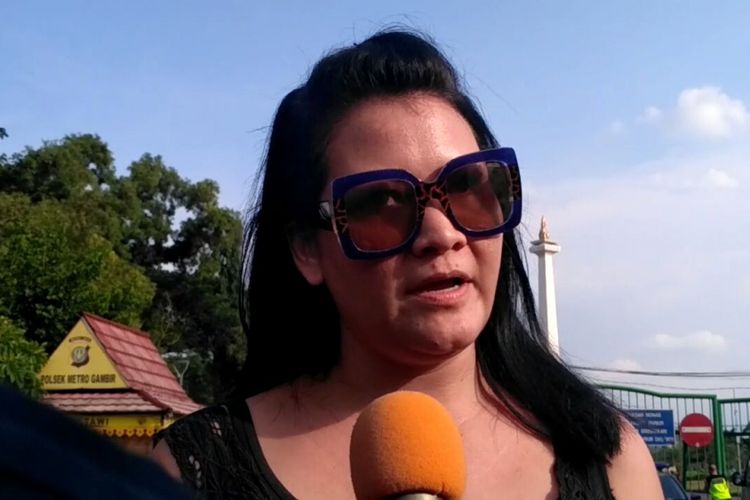 Vokalis Melanie Subono saat hadiri aksi Kamisan di depan Istana Negara, Jakarta Pusat, Kamis (7/12/2017).